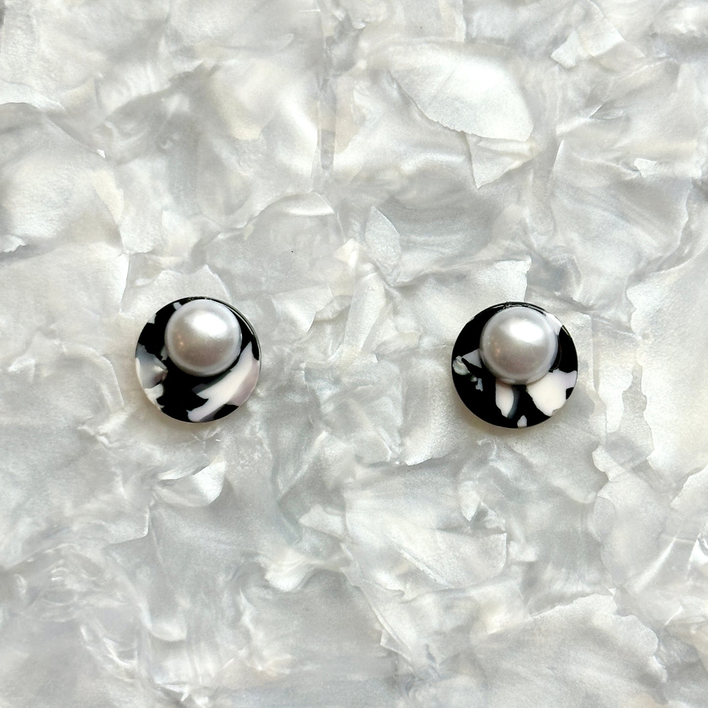 Acrylic stud earring in black and white 