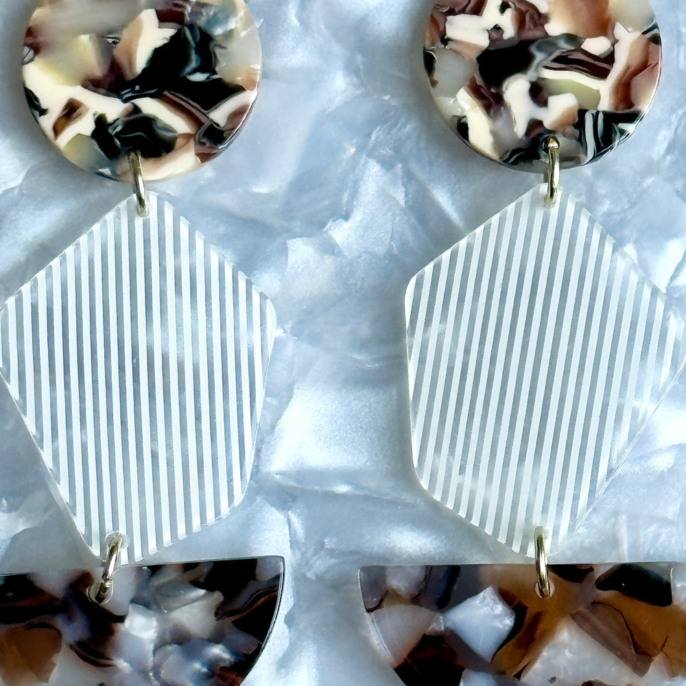 woman wearing a  Acrylic Pendulum Drop Earrings in brown and white