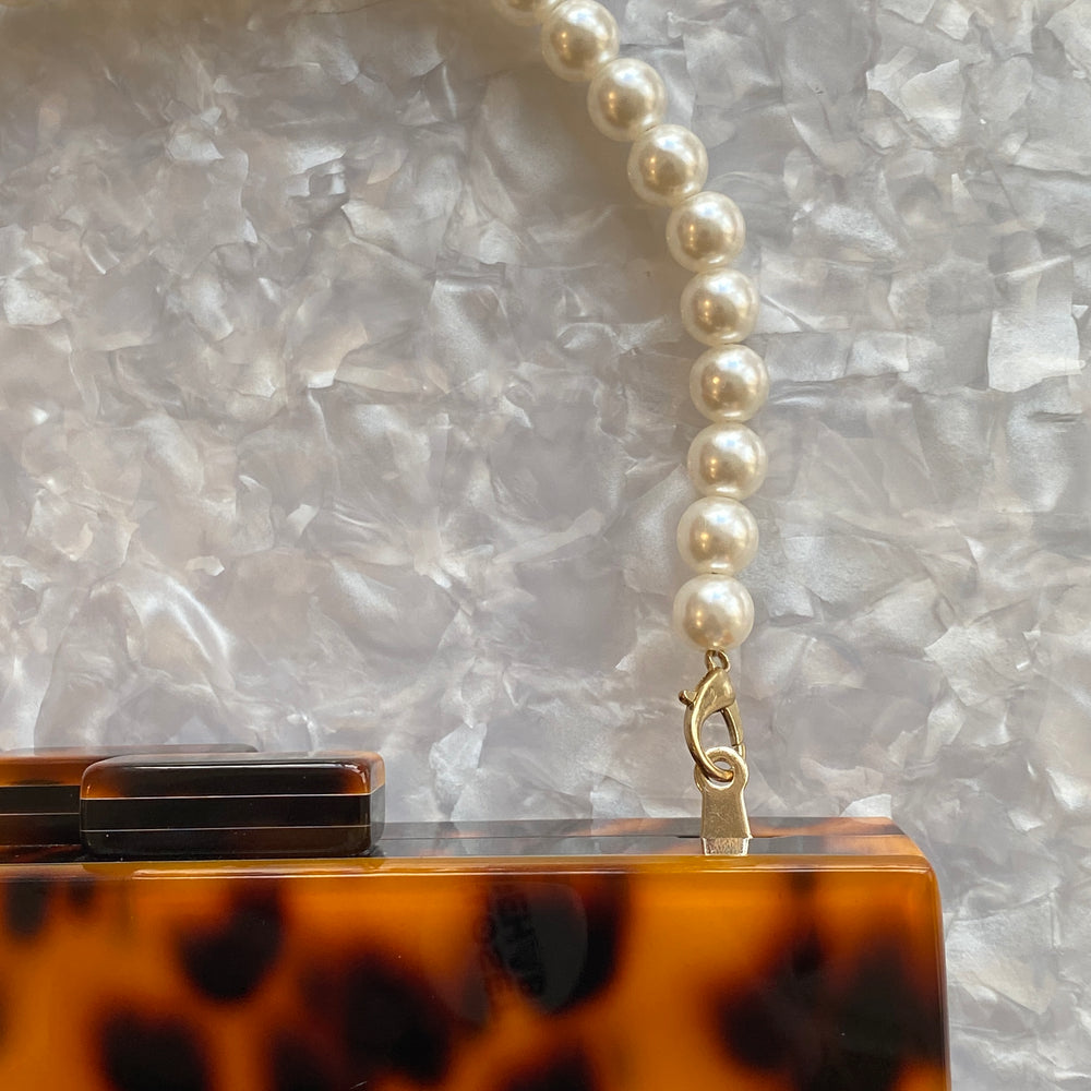 Graduated acrylic Pearl Short Purse Strap_close up clasp