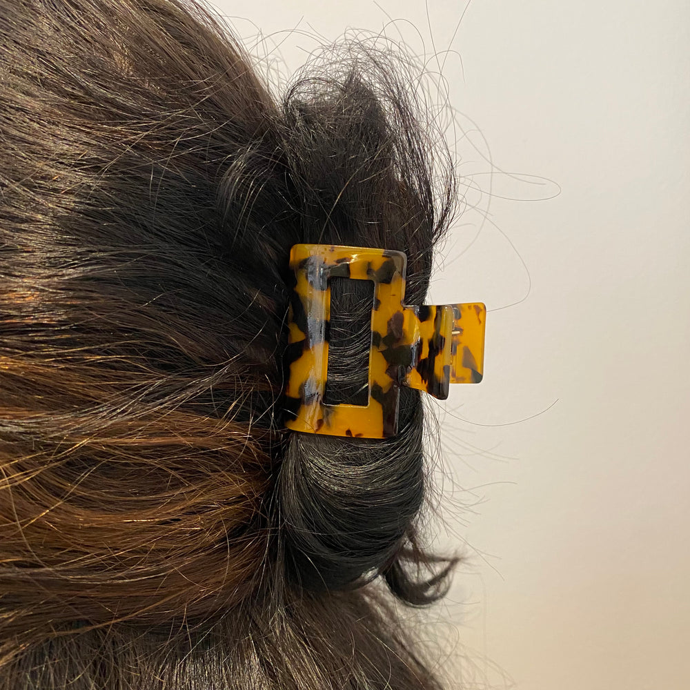 woman wearing acrylic claw clip in tortoise